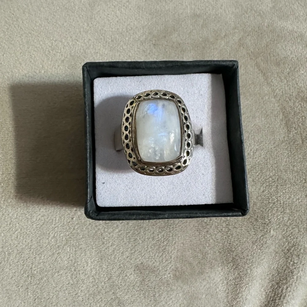 Elegant Silver Moonstone Ring - Picture 2 of 4
